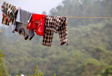 clothes line 1028727 1920 Dlaczego warto nosić bawełniane ubrania latem?