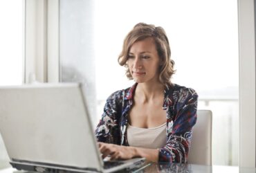 pexels olly 806835 5 najpopularniejszych błędów podczas zakupów wakacji last minute