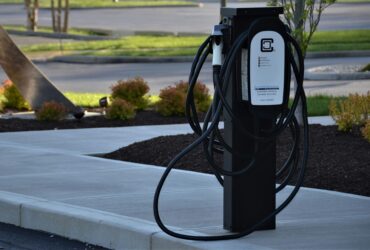 ladowanie pojazdow Magazyny energii jako klucz do efektywnego ładowania pojazdów elektrycznych