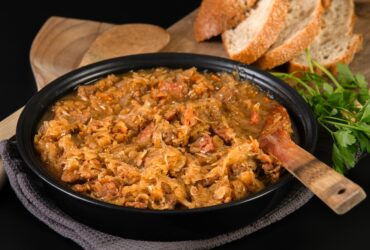 adobestock 692555116 Bigos w świetle reflektorów