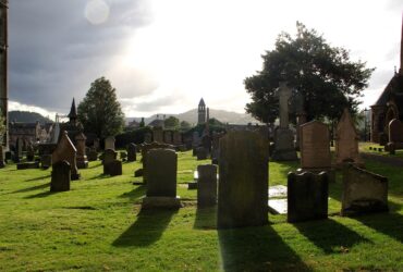 graveyard 981942 1280 Nagrobki na Lubelszczyźnie – jak przygotować się do wyboru odpowiedniego pomnika?