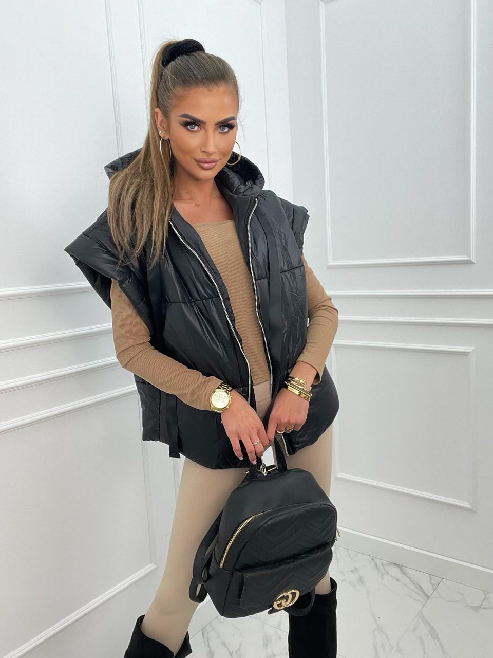 3 1 Ten trik z koszulą zmienia całą sylwetkę – a trwa 10 sekund