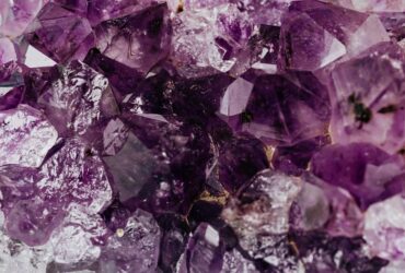 20250820221529 pexels photo 4040567.jpeg Ametyst – kamień półszlachetny w różnych odcieniach fioletu