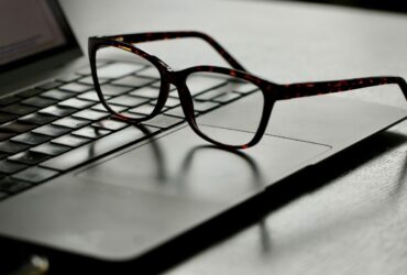okularydokomputera Soczewki kontaktowe czy okulary korekcyjne? Co wybrać i dlaczego?