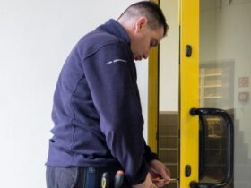 montazzamkawdrzwiach samodzielnieczyprzezfachowca Montaż zamka w drzwiach - samodzielnie czy przez fachowca?