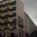 reklama frwarszawa Duża reklama wisząca na budynku - jak skutecznie zająć przestrzeń w mieście?