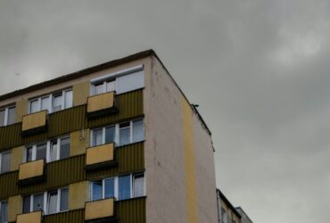 reklama frwarszawa Duża reklama wisząca na budynku - jak skutecznie zająć przestrzeń w mieście?